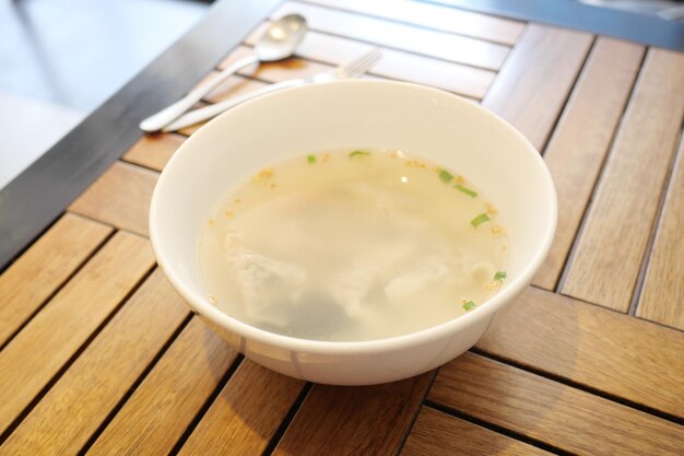 Sopa de bolinho de massa em uma tigela na mesa