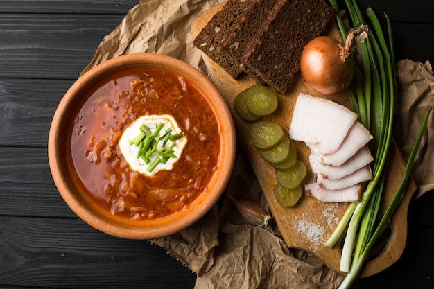 Sopa de borsch na mesa de madeira escura