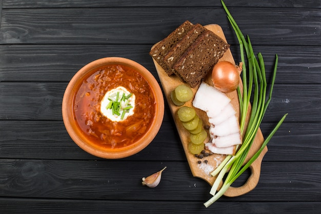 Sopa de borsch na mesa de madeira escura