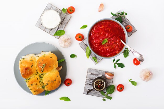 Sopa de borsch vegetal ucraniana tradicional na tigela.