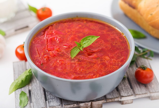 Sopa de borsch vegetal ucraniana tradicional na tigela.