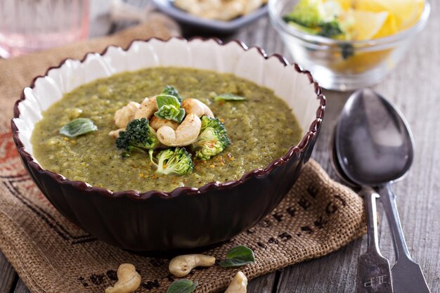 Sopa de brócolis assado com caju