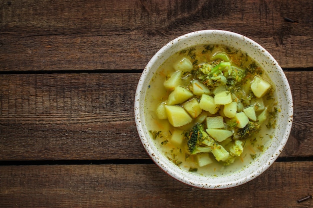 Foto sopa de brócolis, caldo e outros vegetais