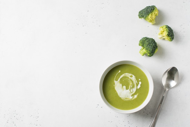 Sopa de brócolis de vegetais verdes em branco, vista superior