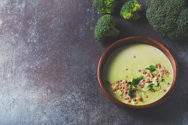 Sopa de brócolis de vegetais verdes em cinza preto, vista superior