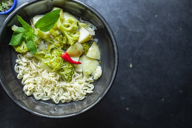 Sopa de brócolis e couve-flor legumes em um prato na mesa primeiro prato de comida saudável