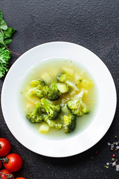 Foto sopa de brócolis vegetais, sem carne caldo vegan