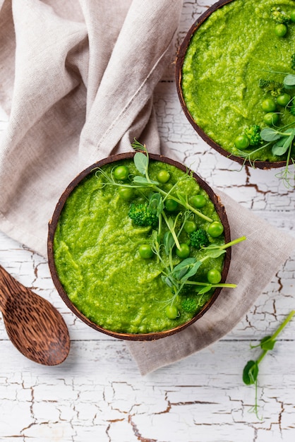Sopa de brócolis verde vegan