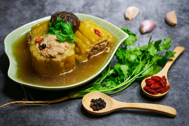 Sopa de cabaço amargo com carne de porco picada e cogumelo shiitake