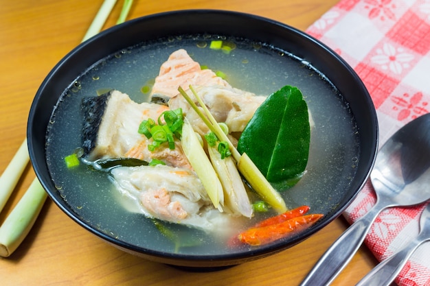 Sopa de cabeça de salmão picante sopa