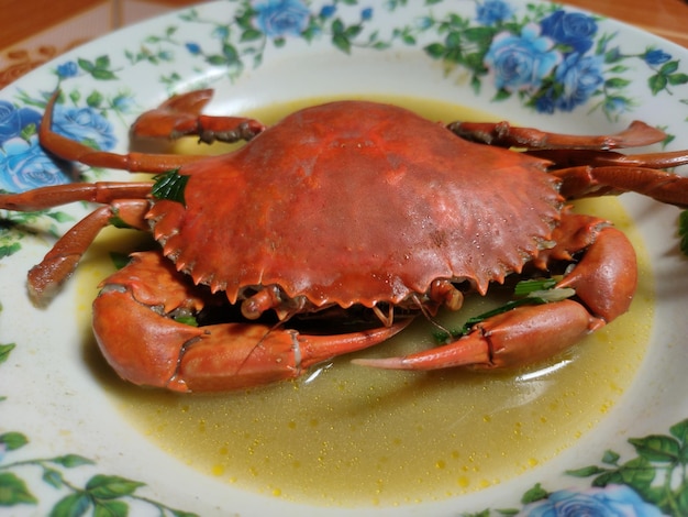 Sopa de caranguejo em prato branco Esta sopa é adequada para comer quando estiver com febre