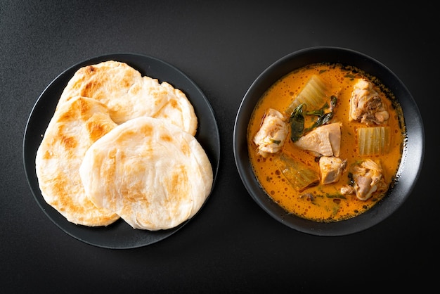 Sopa de caril de frango com roti ou naan com frango tikka masala - estilo de comida asiática