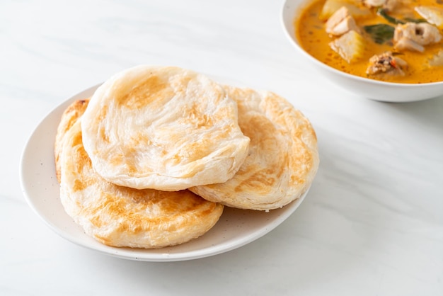 Sopa de caril de frango com roti ou naan com frango tikka masala - estilo de comida asiática