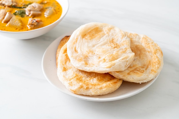 Sopa de caril de frango com roti