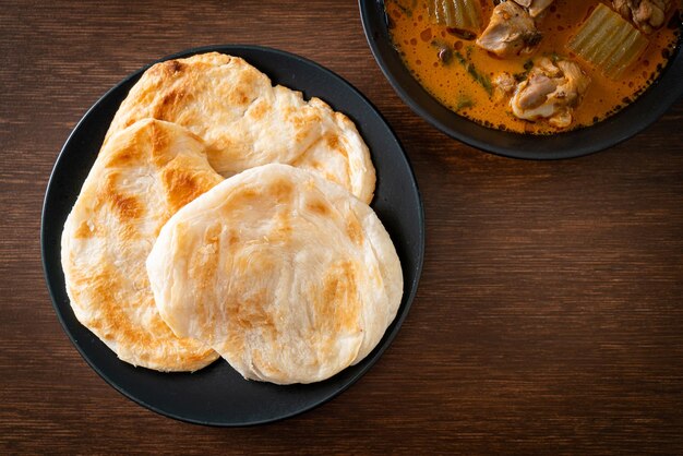 Sopa de caril de frango com roti