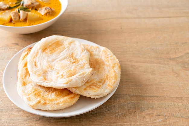 Sopa de caril de frango com roti