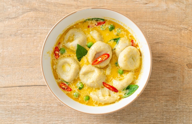 Sopa de caril verde com bola de peixe - estilo de comida tailandesa