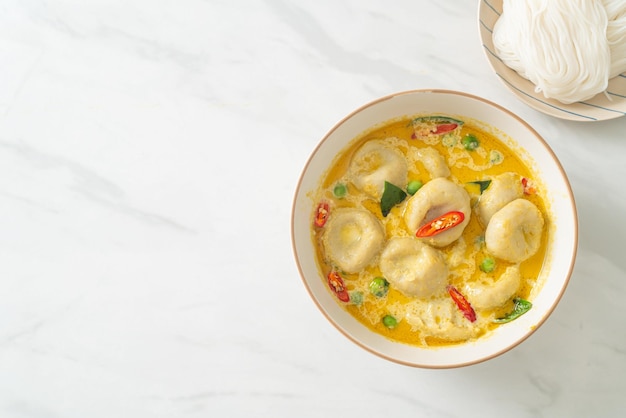 Sopa de caril verde com bola de peixe