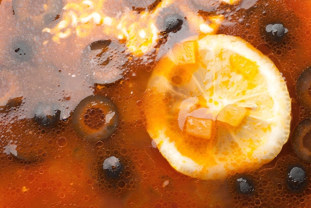 Sopa de carne com ofoschami e azeitonas. Fundo alimentar