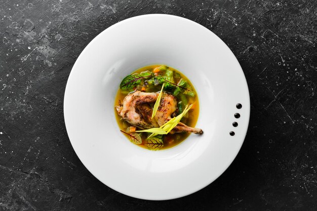 Sopa de carne de codorna com legumes e especiarias Vista superior do menu do restaurante Espaço livre para texto