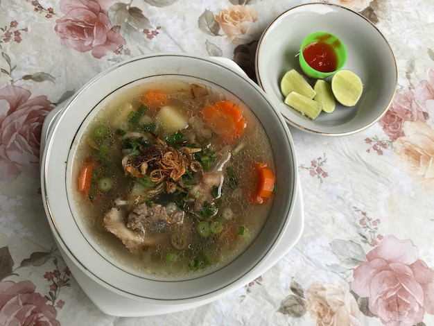 Sopa de carne de frango com molho de legumes