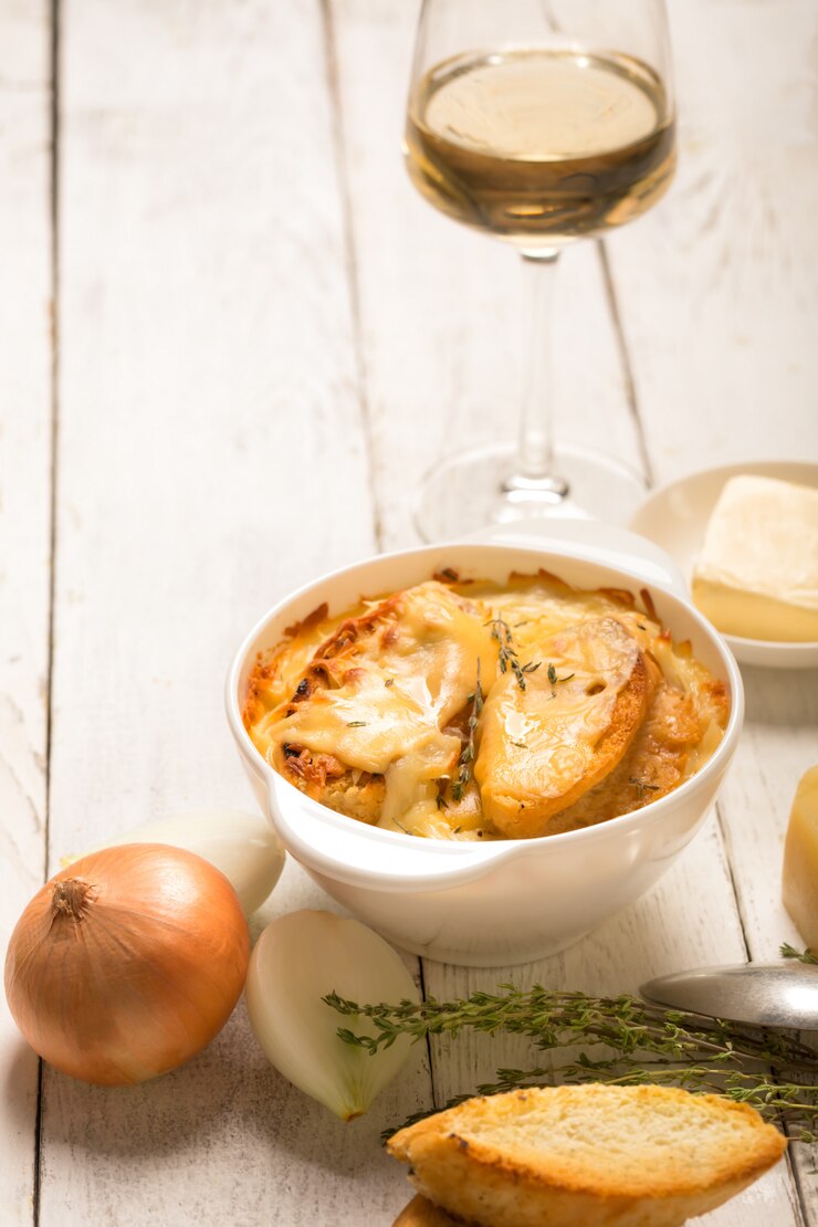 Foto sopa de cebola francesa na mesa branca