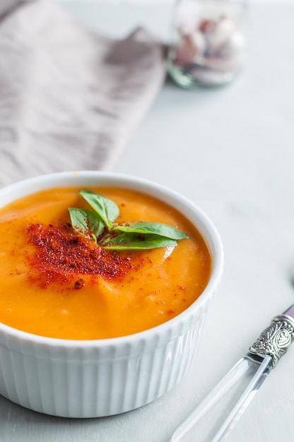 Foto sopa de cenoura com páprica