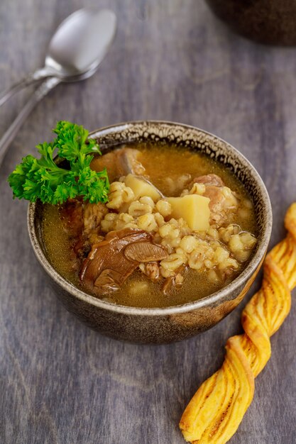 Sopa de cevada com cogumelos e batata. comida saudável.