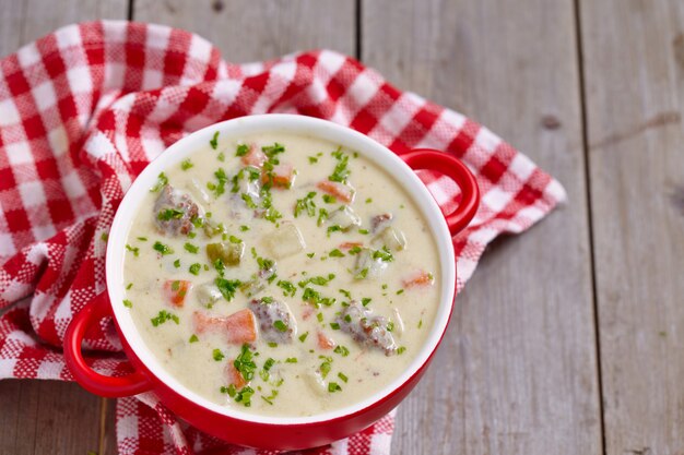 Sopa de cheeseburger com carne moída e vegetais