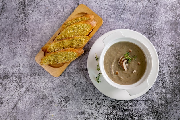 Sopa de Cogumelos Champignon com Pão de Alho