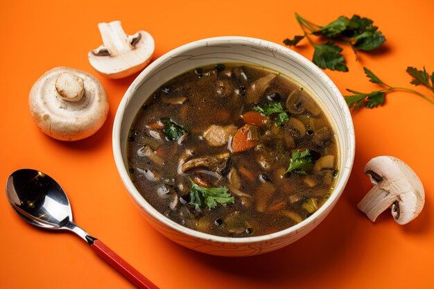 Sopa de cogumelos com cevada perolada Com pão preto e salsa vista superior mesa de cozinha cinza