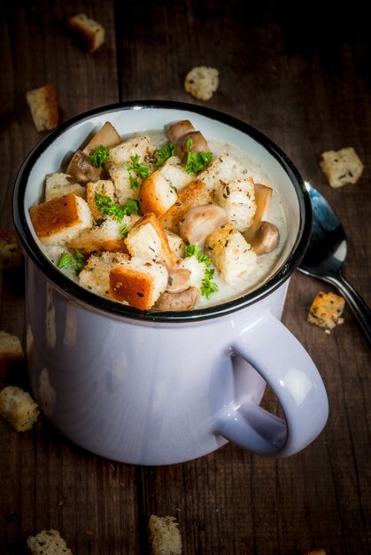 Sopa de cogumelos com croutons e ervas