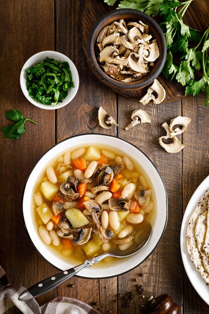 Sopa de cogumelos com feijão batata e cenoura Vista de cima