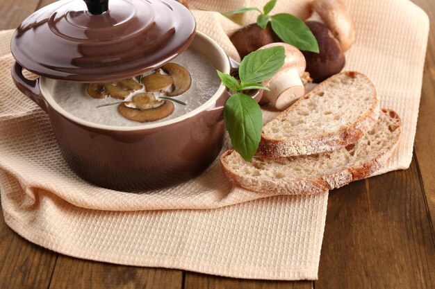 Sopa de cogumelos em panela com fundo de madeira