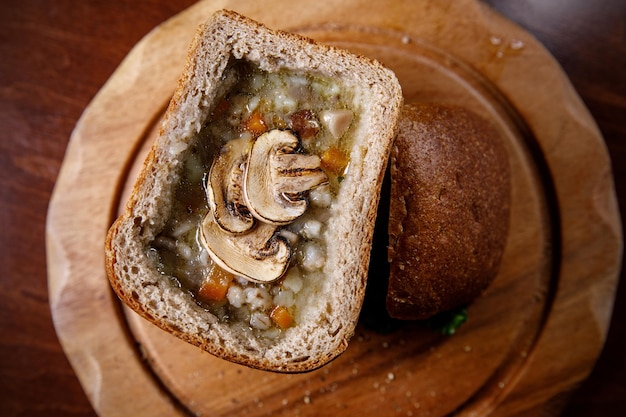 Sopa de cogumelos em uma tigela de pão