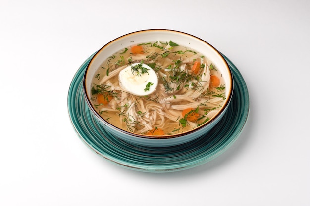 Sopa de comida de canja de galinha em um fundo branco isolado