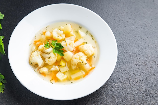 Sopa de couve-flor caldo de legumes primeiro prato refeição saudável dieta lanche na mesa cópia espaço comida