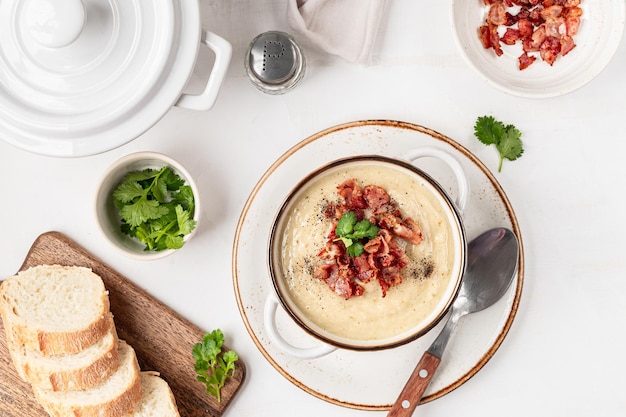 Sopa de creme branco com bacon