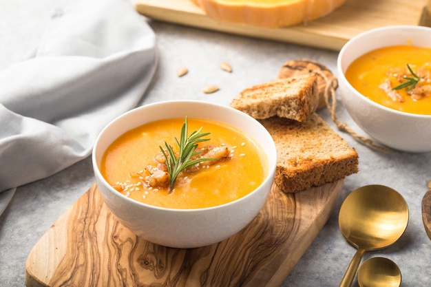 Sopa de creme caseiro da abóbora de Autumn Butternut Squash com pão e sementes. vista do topo