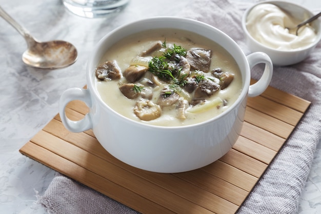 Sopa de creme com cogumelos em uma tigela branca