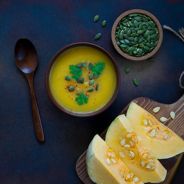 Sopa de creme de abóbora assada com sementes de abóbora