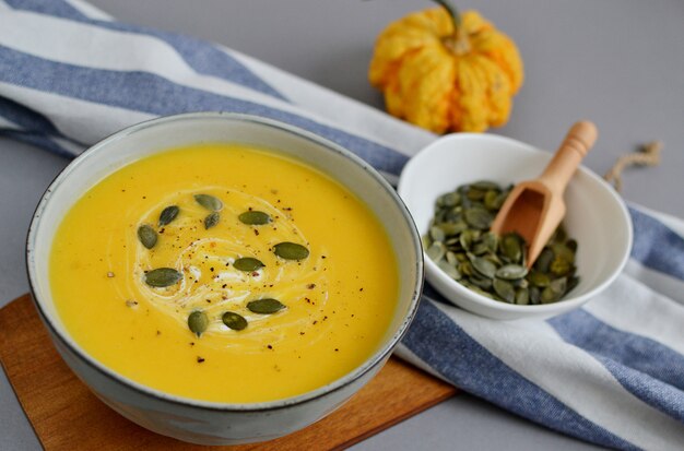 Sopa de creme de abóbora com croutons Outono conceito comida saudável