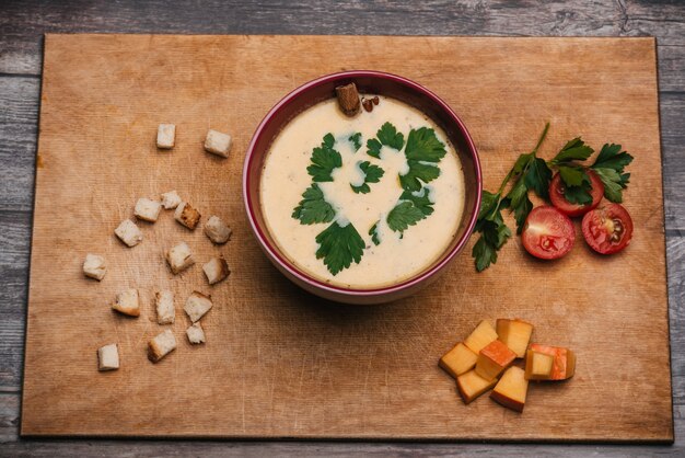 Sopa de creme de abóbora em uma placa sobre uma mesa de madeira