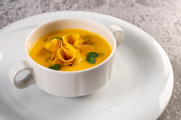 Sopa de creme de abóbora fresca e saudável com ervas Cozinha vegana