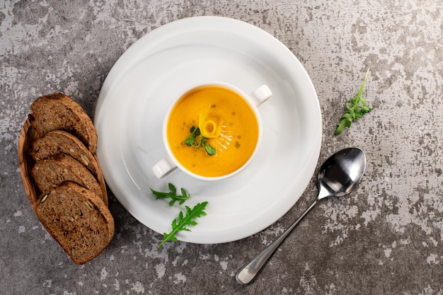 Sopa de creme de abóbora fresca e saudável com ervas Cozinha vegana