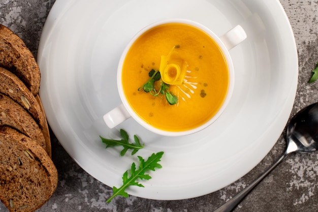 Sopa de creme de abóbora fresca e saudável com ervas Cozinha vegana