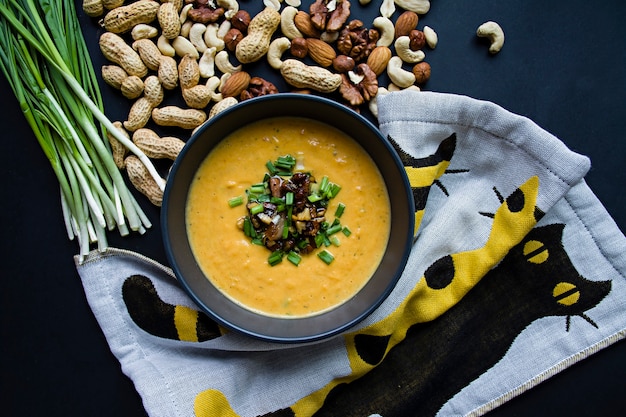 Sopa de creme de abóbora. Fundo escuro.