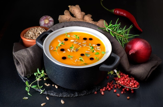 Sopa de creme de abóbora picante, servida em panela de cerâmica