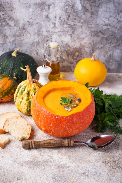 Foto sopa de creme de abóbora vegetariana outono