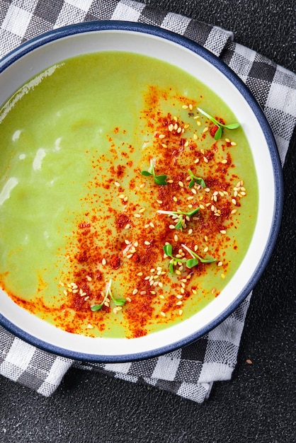 sopa de creme de brócolis verde prato de vegetais refeição saudável comida lanche na mesa cópia espaço comida